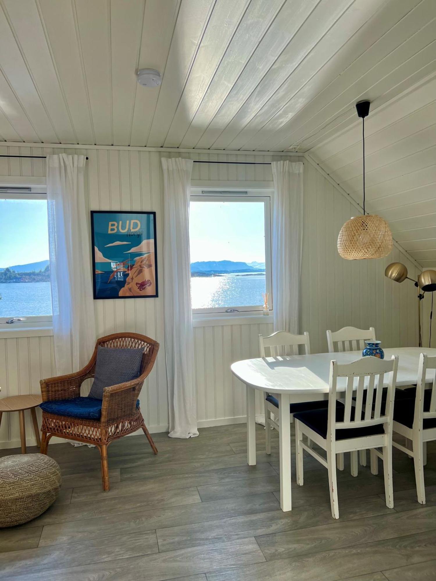 Waterfront Rorbu - By The Beach Bud Exterior photo