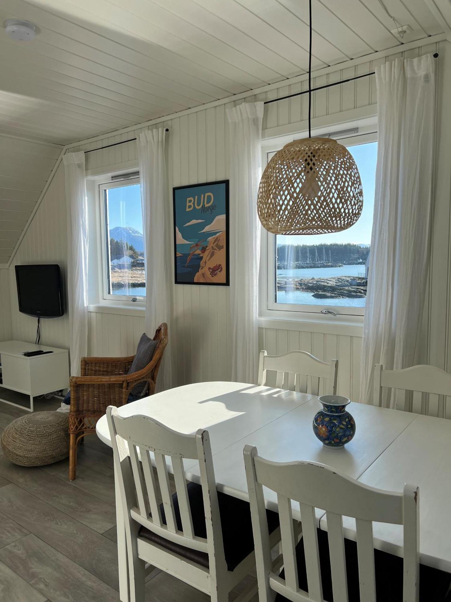 Waterfront Rorbu - By The Beach Bud Exterior photo