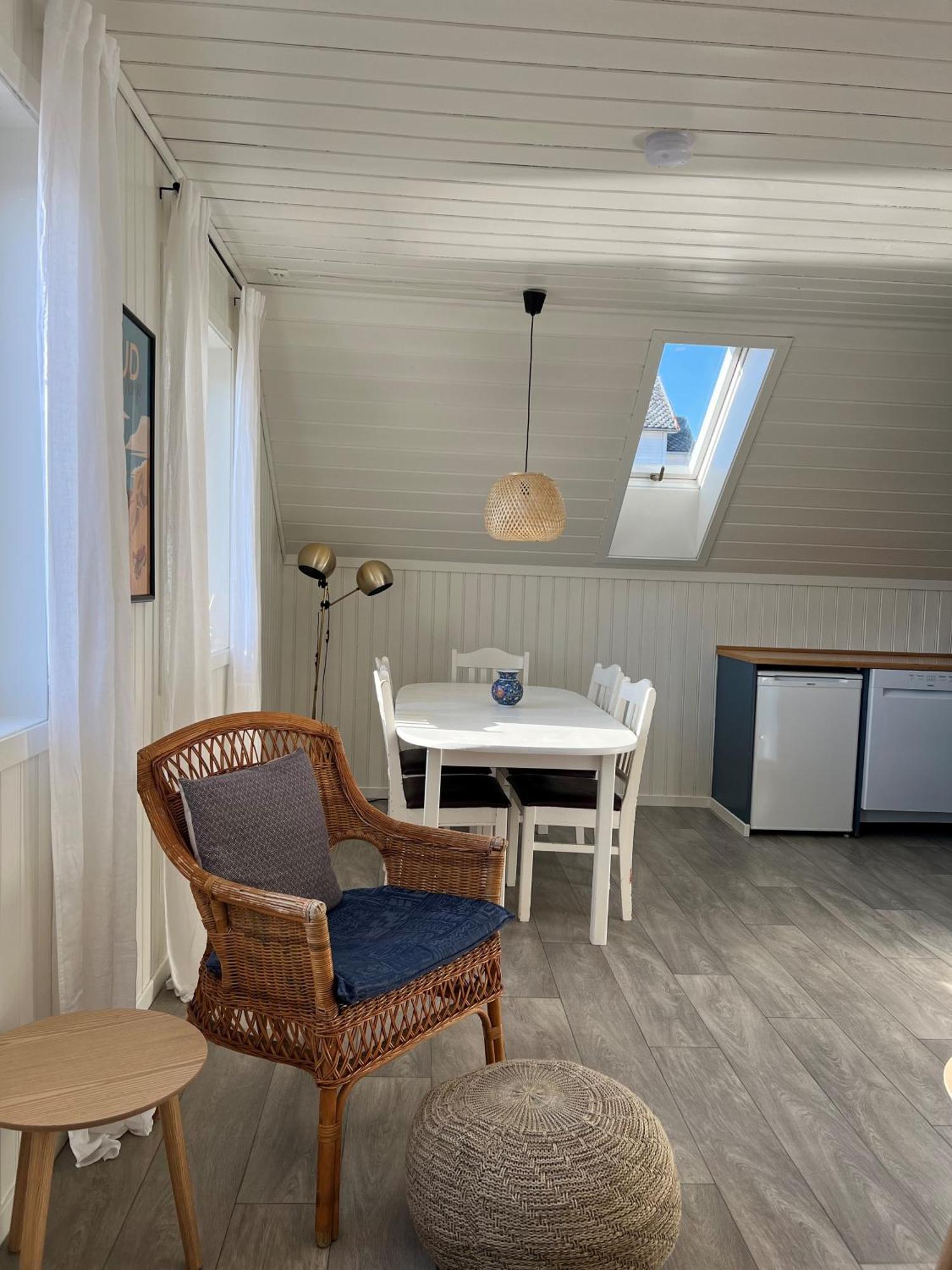Waterfront Rorbu - By The Beach Bud Exterior photo